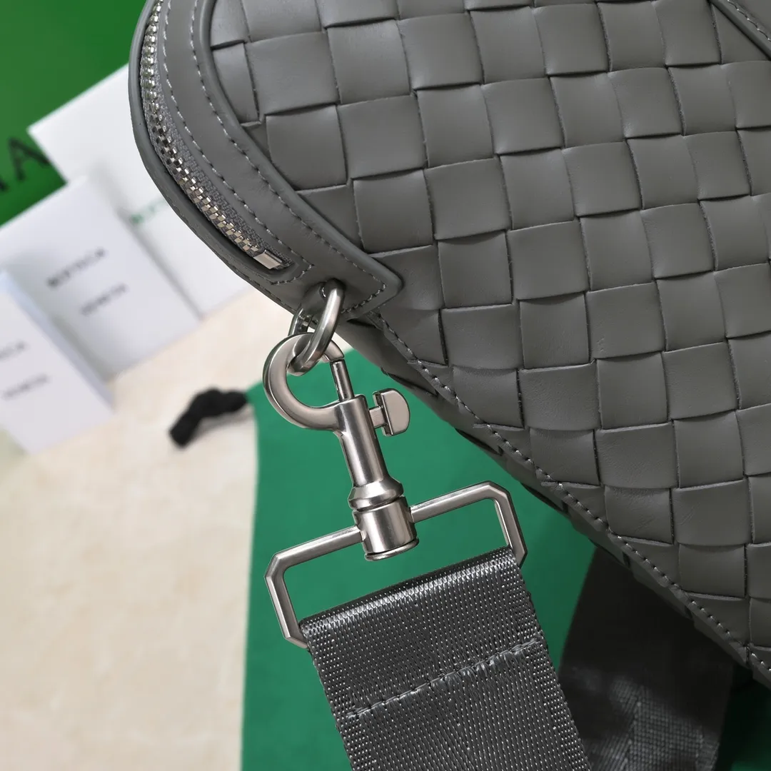 Ready-made BV new men's briefcases💼Different sizes and different styles of briefcases are suitable for any man. They can be matched with casual or formal wear🉑️A must-have choice for the workplace💼 ⚠️Original leather, original leather, using exquisite craftsmanship to weave different sizes on the leather🪡🪡 It presents a full sense of high-end, simple and unique design, will definitely make you grand and fashionable in the workplace Style number: 39*30.5*11, model number: 8814